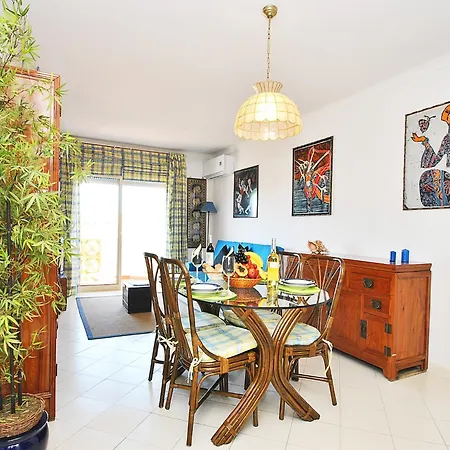 Apartment For 4 People With Shared Pool Lejlighed *